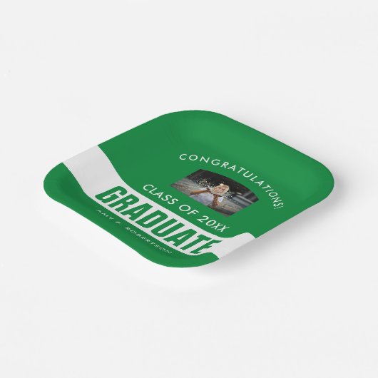 緑と白の卒業パーソナライズされた写真 ペーパープレート (傾斜あり)