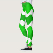 緑と白の水平波パターン レギンス (左)