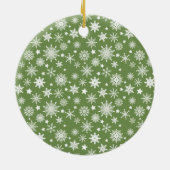 緑と白の雪片ファミリークリスマスフォト セラミックオーナメント (裏面)