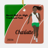 緑と白の黒髪のトラックとフィールドガール セラミックオーナメント (正面)