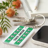 緑と白、サッカーのコーチ、プレーヤー用 キーホルダー (正面右)