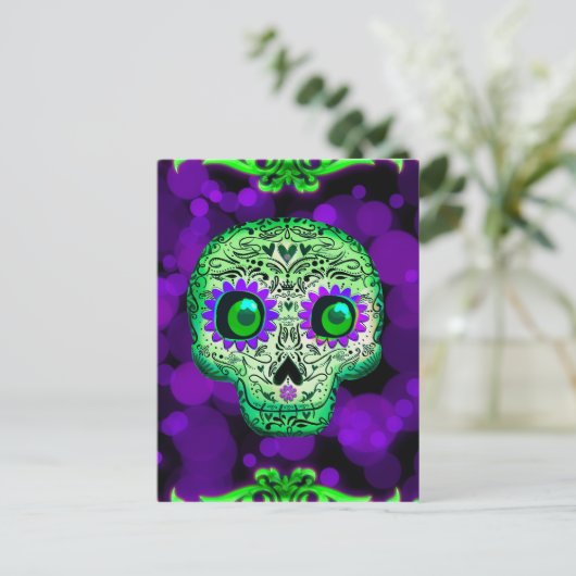 緑と紫の発光する砂糖スカル ハロウィンパーティー ポストカード (スタンド正面)