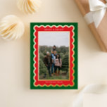 緑と赤のクラシッククリスマススカロップ写真 箔シーズンカード<br><div class="desc">そしてモダンフェスティバル、この緑と赤の休日のフォトカードは、あなたの家族を星に作る名門私立校風のとトレンディーのうろこ型フレームであって、そのハイエンドのデザイナーの外観のための実在、光沢のある、金属製の金ゴールド箔がアクセント付き。挨拶と名前の文字を前面に魅力的し、カードの背面には、家族の最新情報やクリスマスシーズンを通じて家族や友人と共有したい応援のメッセージを含む長いメッセージのための十分なスペースがある。森の緑とさくらんぼ赤の豊かなクラシックの色合いとフェスティバルトーンを設定ほぼすべての垂直の方向のポートレート写真！</div>