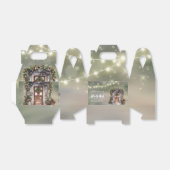 緑と赤の実で飾られたドアのライトクリスマス フェイバーボックス (折り畳みなし)