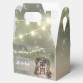 緑と赤の実で飾られたドアのライトクリスマス フェイバーボックス (オープン)