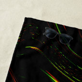 緑と赤の波線、黒の背景 ビーチタオル (インサイチュ)