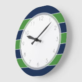 緑と青のストライプとモノグラム ラージ壁時計 (傾斜)