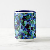 緑と青の不規則なモザイクが重ねられた乱雑な マグカップ (中央)