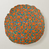 緑と青の丸い枕の上のディティなオレンジの魚 ラウンドクッション (正面)