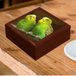 緑と黄色のインコ ギフトボックス<br><div class="desc">鳥の愛好家のために!この木製のギフトボックスに店のポケット、ジュエリー、その他の小さなキープセーキは、明るい色のペアの写真を特徴とするセラミックタイル付きギフトボックスは、一般的にブジーズと呼ばれる緑と黄色のParatkeets。ギフトボックスのサイズと色を選択。</div>