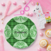 緑と黒のプレイドシャームロック ペーパープレート (パーティー)