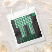 緑と黒の模様で、中央に木がある フェイバーバッグ (クリップ留めされた状態)