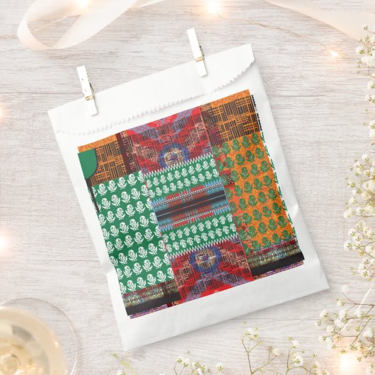 緑と黒の模様で、中央に木がある フェイバーバッグ (クリップ留めされた状態)