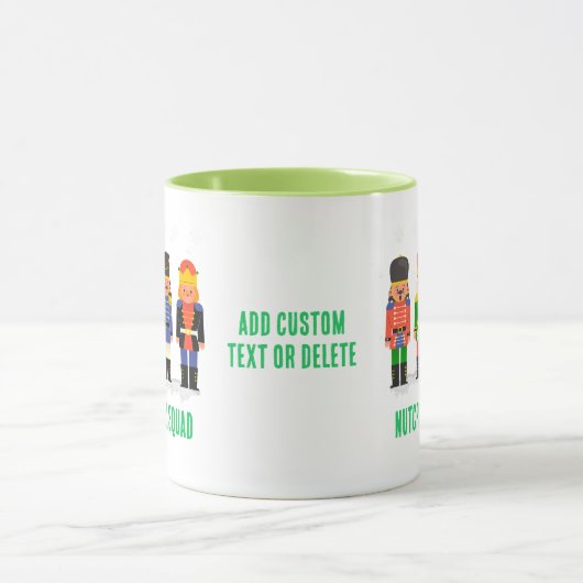 緑におもしろいマッチするクリスマスのくるみ割り車の分隊 マグカップ (中央)