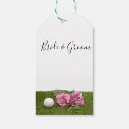 緑にピンクのカーネーションの花を付けたゴルフボール ギフトタグ