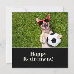 緑に微笑む犬とサッカーの幸せな退職 カード