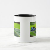 緑に支えられるmantella マグカップ (中央)