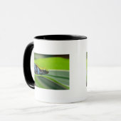 緑に支えられるmantella マグカップ (正面左)