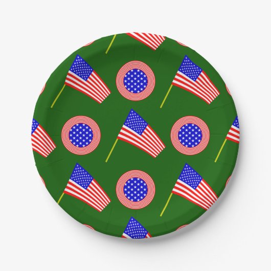 緑に浮かぶ愛国的なアメリカ国旗の模様 ペーパープレート (正面)