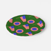 緑に浮かぶ愛国的なアメリカ国旗の模様 ペーパープレート (アングル)