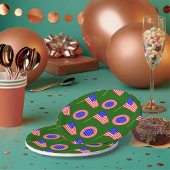 緑に浮かぶ愛国的なアメリカ国旗の模様 ペーパープレート