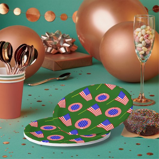 緑に浮かぶ愛国的なアメリカ国旗の模様 ペーパープレート