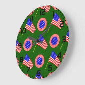 緑に浮かぶ愛国的なアメリカ国旗の模様 ラージ壁時計 (傾斜)