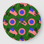 緑に浮かぶ愛国的なアメリカ国旗の模様 ラージ壁時計 (正面)