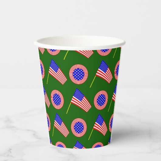 緑に浮かぶ愛国的なアメリカ国旗の模様 紙コップ (正面)