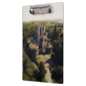 緑に覆われた森の背の高い灰色の石の城 クリップボード (左)