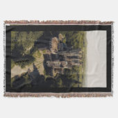 緑に覆われた森の背の高い灰色の石の城 スローブランケット (正面)