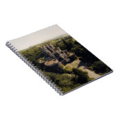緑に覆われた森の背の高い灰色の石の城 ノートブック (右側)