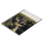 緑に覆われた森の背の高い灰色の石の城 ノートブック (左側)