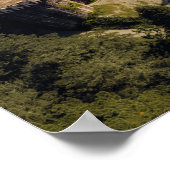 緑に覆われた森の背の高い灰色の石の城 ポスター (角)