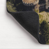 緑に覆われた森の背の高い灰色の石の城 マウスパッド (コーナー)