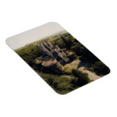 緑に覆われた森の背の高い灰色の石の城 マグネット (右側)