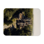 緑に覆われた森の背の高い灰色の石の城 マグネット (横)