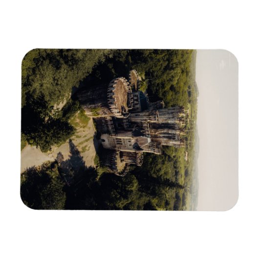 緑に覆われた森の背の高い灰色の石の城 マグネット (横)