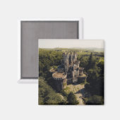 緑に覆われた森の背の高い灰色の石の城 マグネット (正面/裏面)