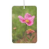 緑に輝くピンクのコスモスの花 カーエアーフレッシュナー (正面)