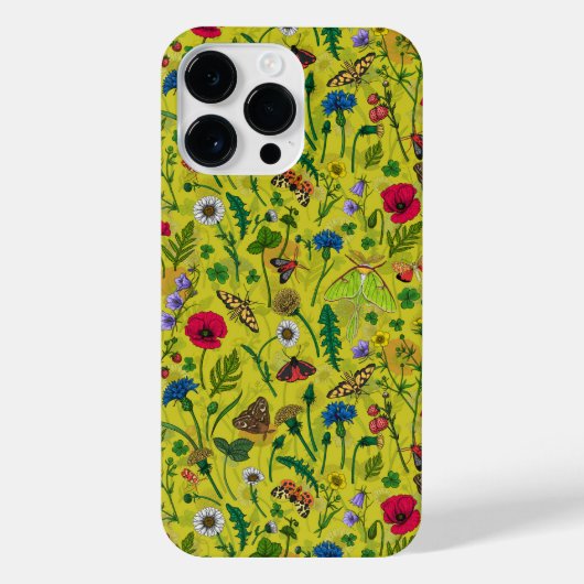 緑に野生の花と蛾 iPhoneケース (裏面)