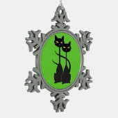 緑に長い首を持つ黒猫たち スノーフレークピューターオーナメント (左)