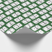 緑に黒い点を持つ白いドミノパターン(の模様が)ある ラッピングペーパー (角)