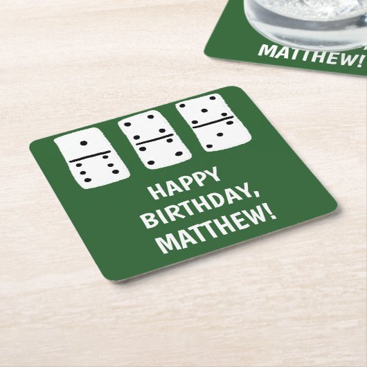 緑に黒い点を持つ白いドミノ スクエアペーパーコースター (アングル)