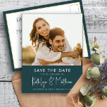 緑のおもしろいスモダンクリプト写真ミニマ結婚リスト 案内ポストカード<br><div class="desc">緑のおもしろいスモダンクリプト写真ミニマリスト結婚式の日付の発表はがきを保存。あなたの家族、友人や同僚に知らせなさい結婚あなたのお祝いの日付を設定しエレガントてスタイリッシュ、結婚式は日付の招待カーモダンドを保存する。すべての文字は、自分の詳細で簡単かつ迅速にパーソナライズするために事前に配置されている。</div>