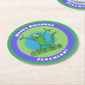緑のおもしろい生き生きとしたイグアナの誕生日 ラウンドペーパーコースター (アングル)
