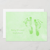 緑のかわいいベビーシャワーの新生児の足跡 招待状 (正面/裏面)