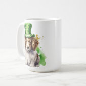 緑のアイリッシュハットを持つ毛むくじゃらのタン犬 コーヒーマグカップ (正面左)