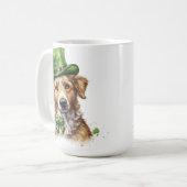緑のアイリッシュハットを持つ毛むくじゃらのタン犬 コーヒーマグカップ (正面左)