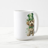 緑のアイリッシュハットを持つ毛むくじゃらのタン犬 コーヒーマグカップ (正面右)